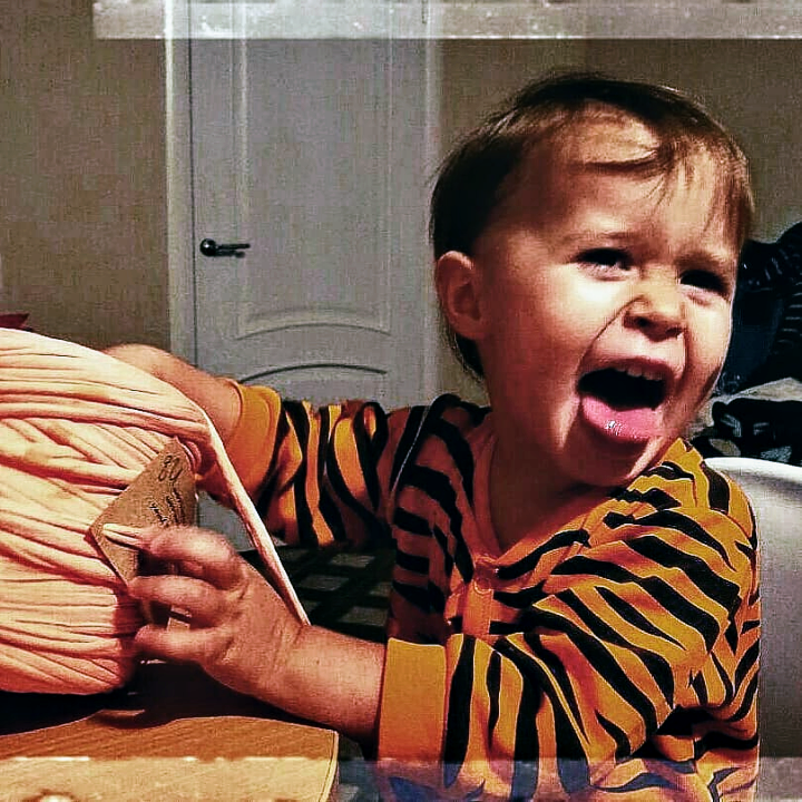 Редкая мама, вспоминая свою активную жизнь до рождения детей, не вздохнет печально. Прежняя жизнь была полна учебой, шумными вечеринками, любимой работой, частыми встречами с друзьями, разнообразными поездками итд.

А как следила за собой! - Регулярно посещала салон красоты, модно одевалась, с прической, отличным маникюром и макияжем..

С рождением ребенка её жизнь изменилась полностью. Да так, как невозможно было даже предположить! Теперь мама подчинена режиму дня её чада. Каждый день как "день сурка", и кажется, что этому не будет конца. 

Все мысли о том, что отпустил бы её кто-нибудь, хоть на пару часов, - ух, и оторвалась бы она! И вот приходит долгожданная свобода (муж, мама, подруга сжалились) - забрали ребёнка. Можно посвятить время себе.

Что делает мамочка (наверняка и вы бывали в такой ситуации)?
 - В лучшем случае вымоет голову и зависнет в соцсетях. В худшем - займется домашними делами. В результате - разочарование. 

Почему не получилось?

1. Вы считаете, что надо быть безукоризненной женой, матерью, хозяйкой. Это утверждение ложное. ИДЕАЛОВ НЕ СУЩЕСТВУЕТ! Достаточно быть ХОРОШЕЙ, а на какие-то недоделки закрывать глаза и делать все с удовольствием, а не во что бы то ни стало! 
2. Вы не запланировали себе никаких занятий.

Как быть? 

 Оцените свои временные возможности (на сколько вы можете оставить малыша). Если времени мало, не получится уехать, то можно просто отдохнуть - посмотреть новый фильм, почитать интересную книгу, понежиться в ароматной ванне.
Только надо быть заранее готовой - фильм скачан, книга ждёт на полке, СПА средства закуплены, чтобы сразу приступить к исполнению мечты. 

  Подумайте, чем ещё вы бы хотели заняться? Посмотрите в Инете, что предлагают - курсы, MK, где можно научиться чему-то новому (например рисовать, рукодельничать)? Этому можно обучаться по видеоурокам, они есть в свободном доступе, или на индивидуальных МК.

  Поговорите с такими же мамочками, может кто-то поможет вам своими рекомендациями или сможет чему-то научить вас. 

  Чтобы больше оставалось времени на себя, нужно внимательнее подходить к организации быта и научиться спокойному отношению к небезупречному порядку.
