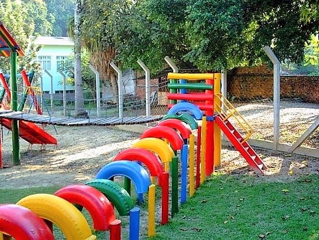 Примерно так были украшены детские площадки и в наших детсадах. Фото из сети