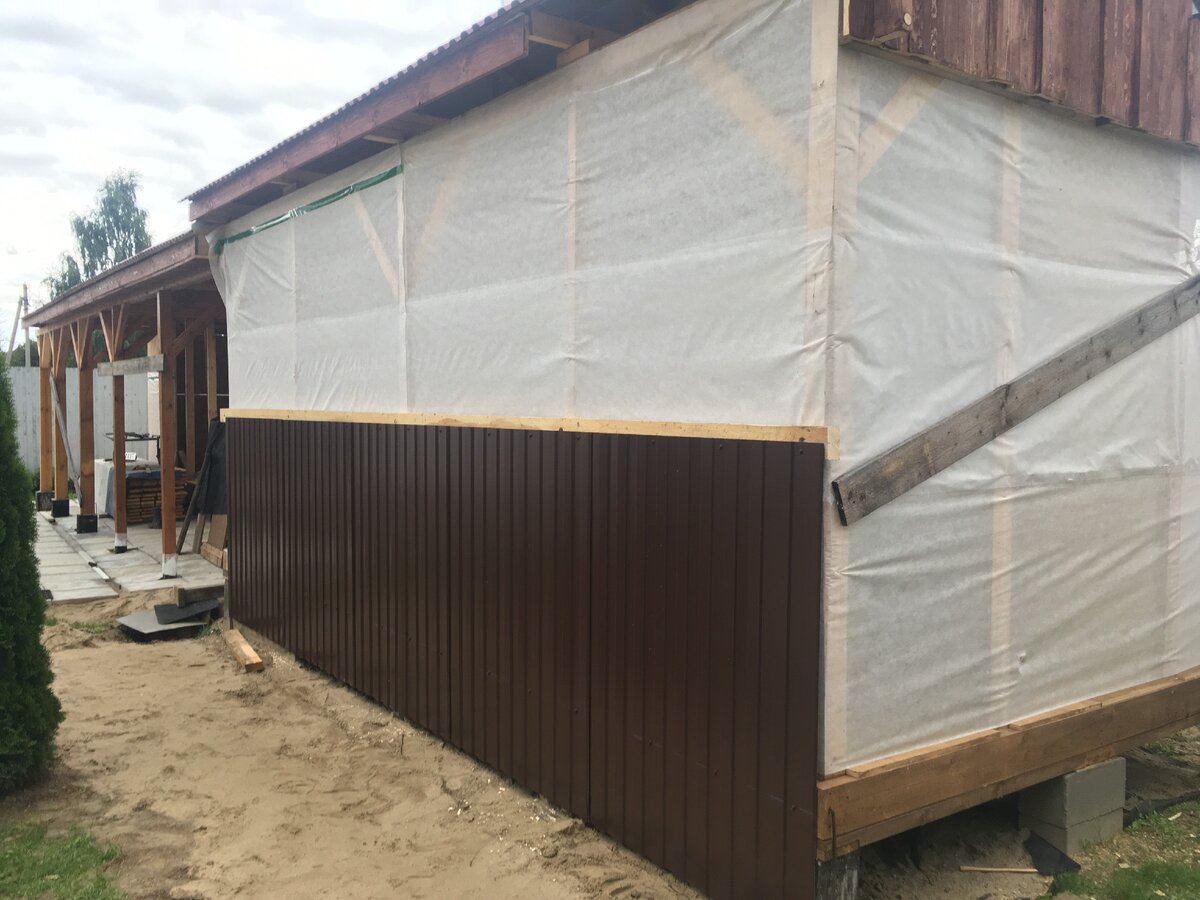 Внизу поставил профнастил 