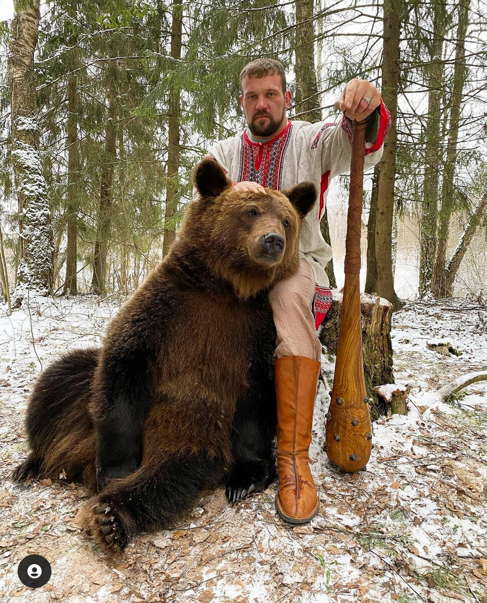 Фото взято с инстаграмма Кирилла, https://www.instagram.com/sarychevkirill/ Кирилл с медведем