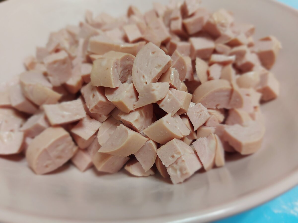 Сначала я нарезаю кубиками 6 сосисок "с сыром".