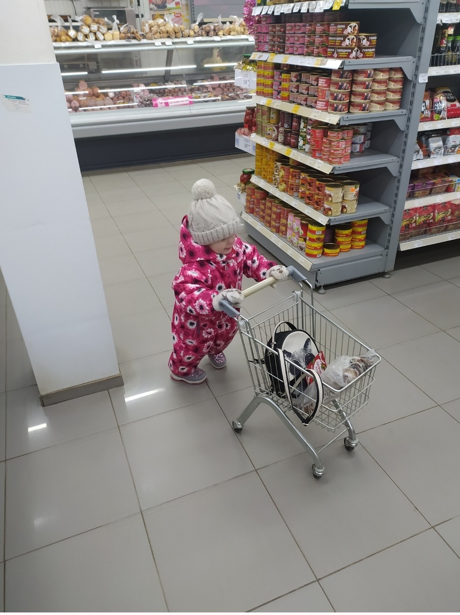 Младшая дочь теперь берёт пример со старшего. Слушать маму. 