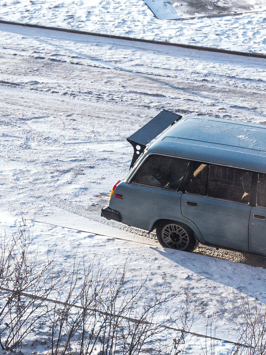 Прекрасная зимняя погода и чистый автомобиль