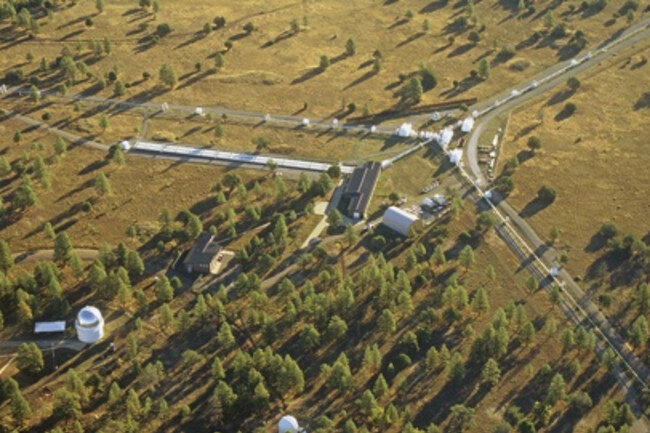 Прецизионный оптический интерферометр военно-морского флота в Аризоне отслеживает движение звезд, направляя спутники GPS, которые делают большую часть современной жизни возможной.