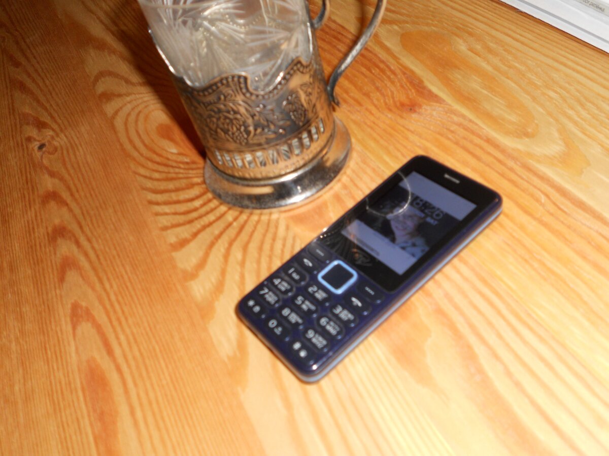 Мой любимый "неубиваемый" телефончик. Моё фото