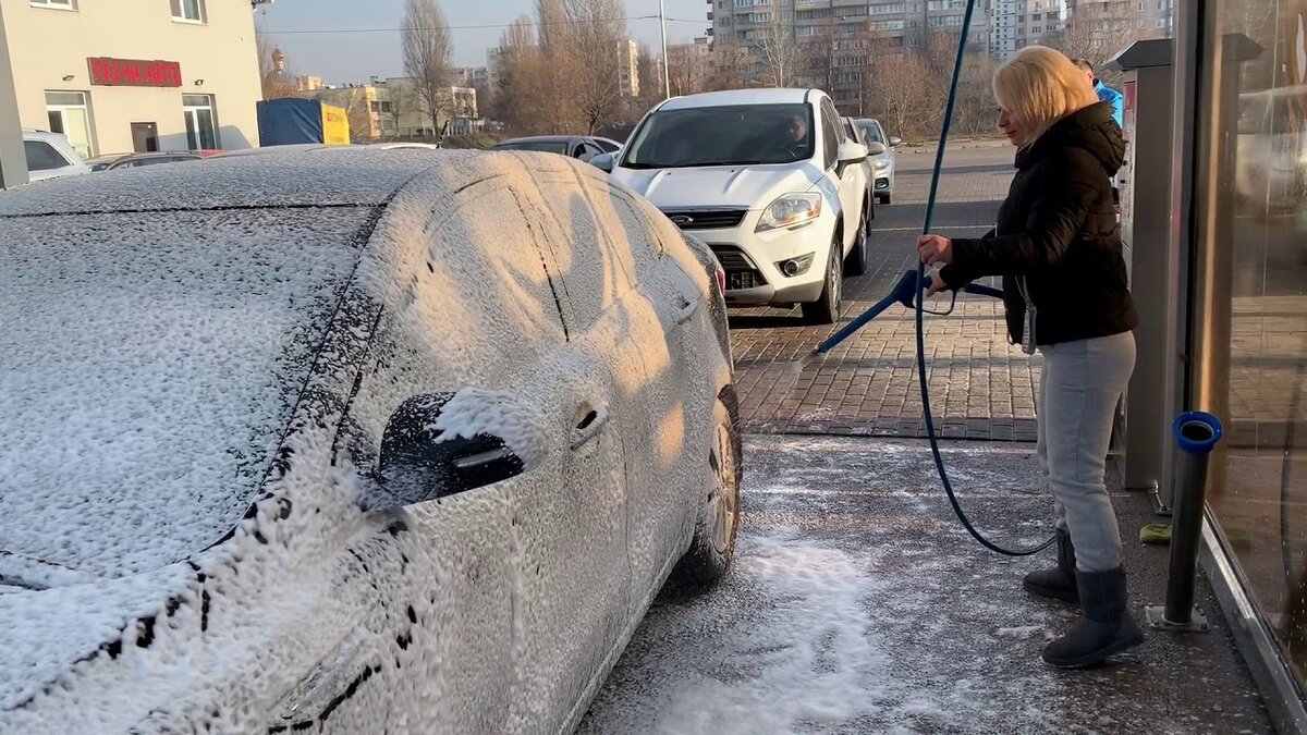 Сотрудник на мойке с/о объяснил, почему наносить и смывать пену правильно  снизу-вверх, а не наоборот | Автомания | Дзен