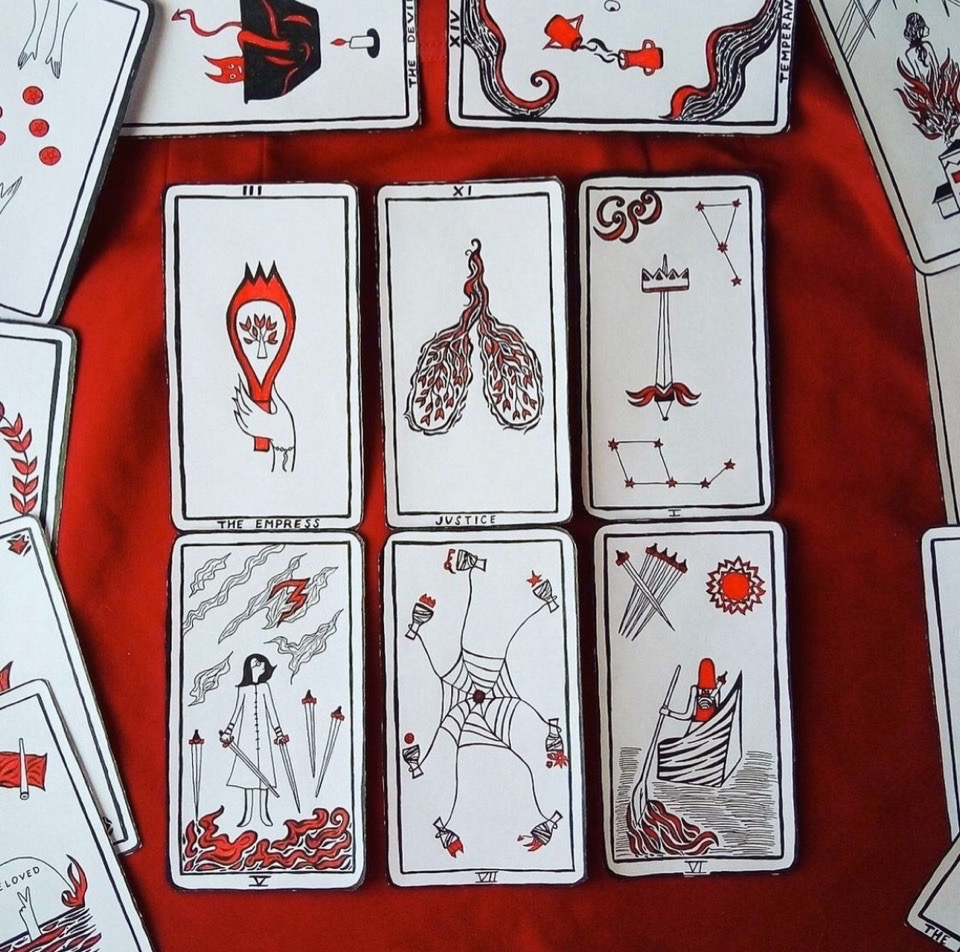 На фото: Red Sun tarot, колода от @banana_reader и наш первый проект из программы поддержки независимого издания (это когда наше издательство бесплатно помогает информацией: контактами типографий и специалистов, советами и освещением в наших соцсетях, а потом реализацией в магазине).