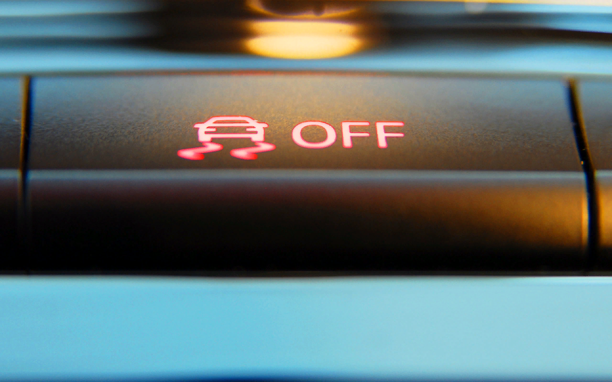 Аналог кнопки системы ESP. Так же иногда выражен в виде автомобиля в заносе.