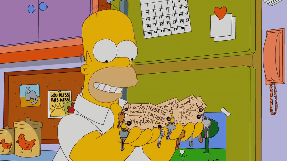 Вот этот кадр – проверка на то, какие серии вы помните. Ключи с предыдущих работ Гомера: 1. Охотник за головами 2. Мистер Плуг (снегоуборщик) 3. В роли Смитерса (помощник Бернса) 4. НАСА, космический шаттл 5. Полночный буксировщик 6. Дегустатор самогона //Симпсоны (The Simpsons), s22e21 © 20th Century Fox Film Corporation