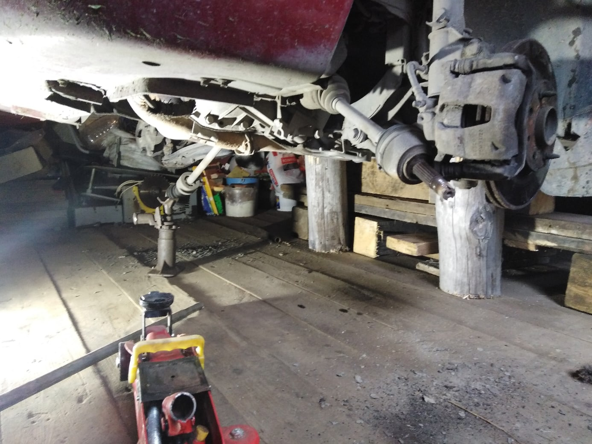 Задрал машину на бревнах