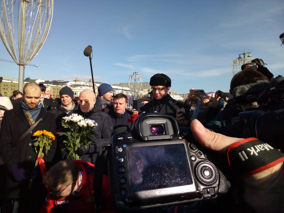 Николай Рыжков, Евгений Бунимович во время возложения цветов к Мемориалу Бориса Немцова
