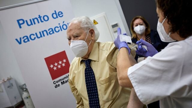 АВТОР ФОТО, GETTY IMAGESПодпись к фото,В Испании пожилых людей прививают в основном вакциной Pfizer, но страны ЕС испытывают серьезные перебои в поставках преперата