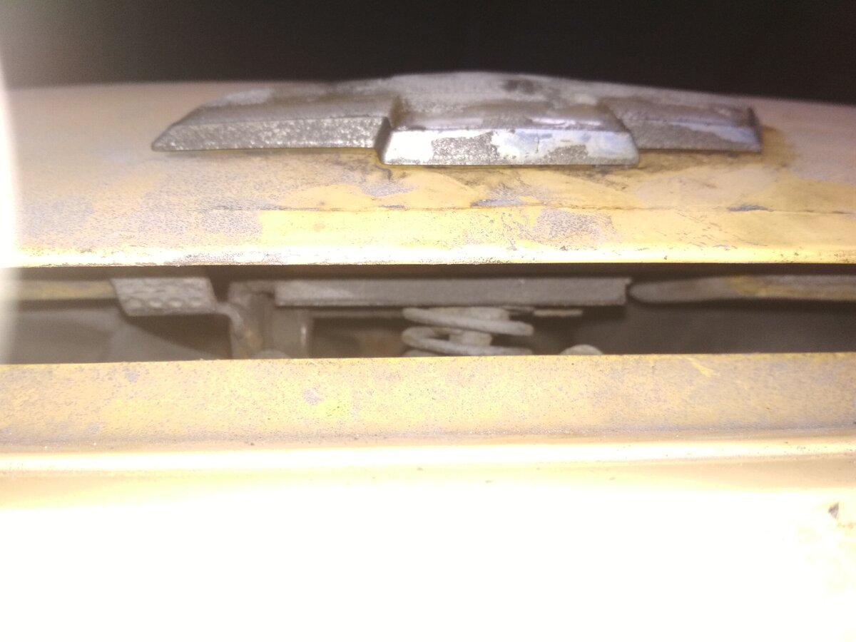 Два болта крепят солдатики к капоту