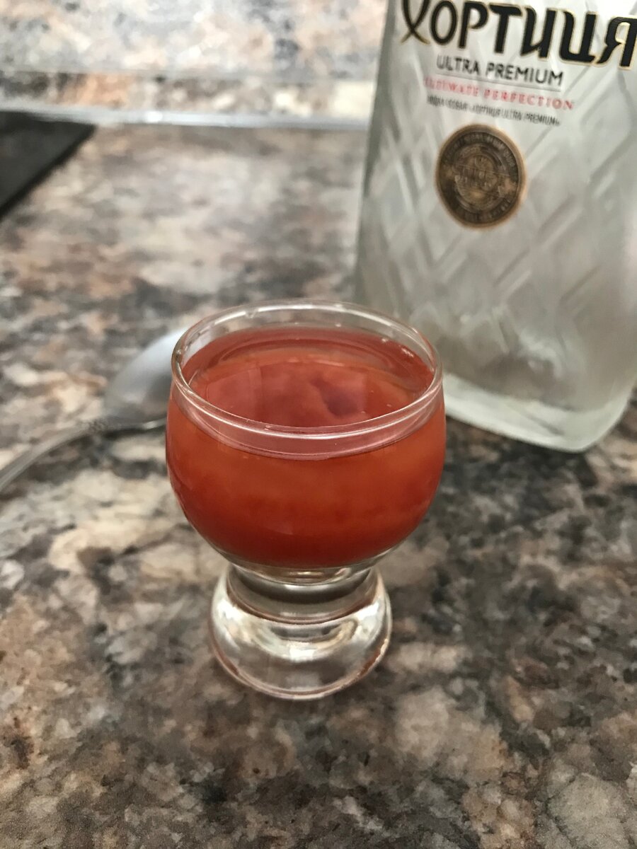 Кровавая Мэри. Два в одном - выпивка и закуска.