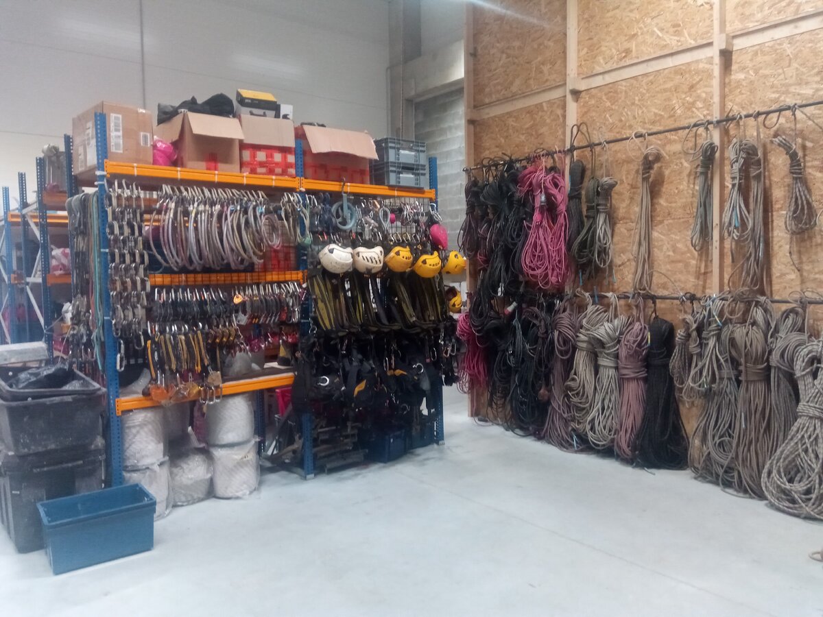 Когда моя жена увидела эту фотографию нашего рабочего склада, она сказал: "Не может быть!  У вас же там одни мужики, так не бывает!"