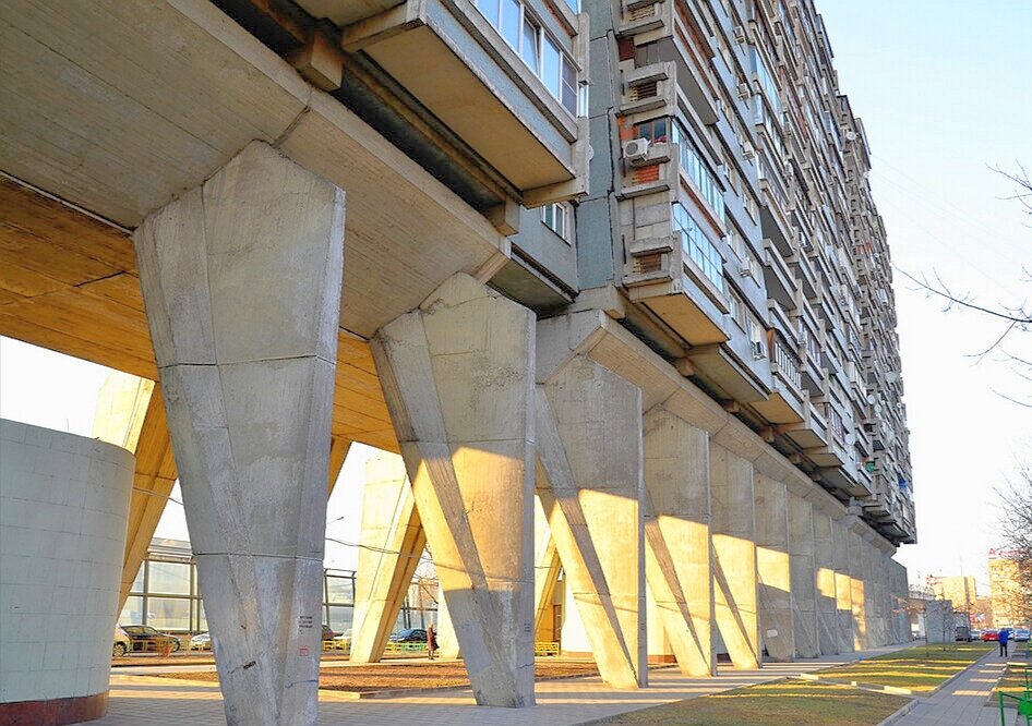 Дом-сороконожка на Беговой получил свое прозвище из-за очень необычных опор