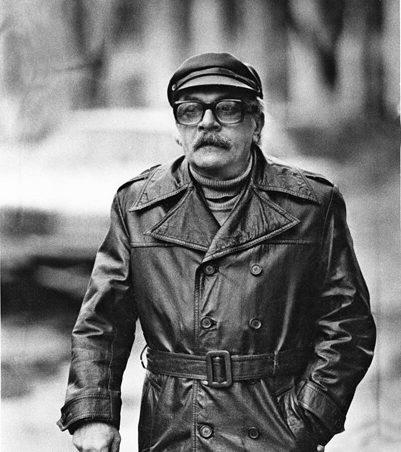 Давид Самойлов (настоящее имя — Давид Самуилович Кауфман; 1 июня 1920, Москва — 23 февраля 1990, Таллин), советский поэт и переводчик. Один из крупнейших представителей поколения поэтов, ушедших со студенческой скамьи на фронт.               Фото со свободного доступа Яндекс. Картинки