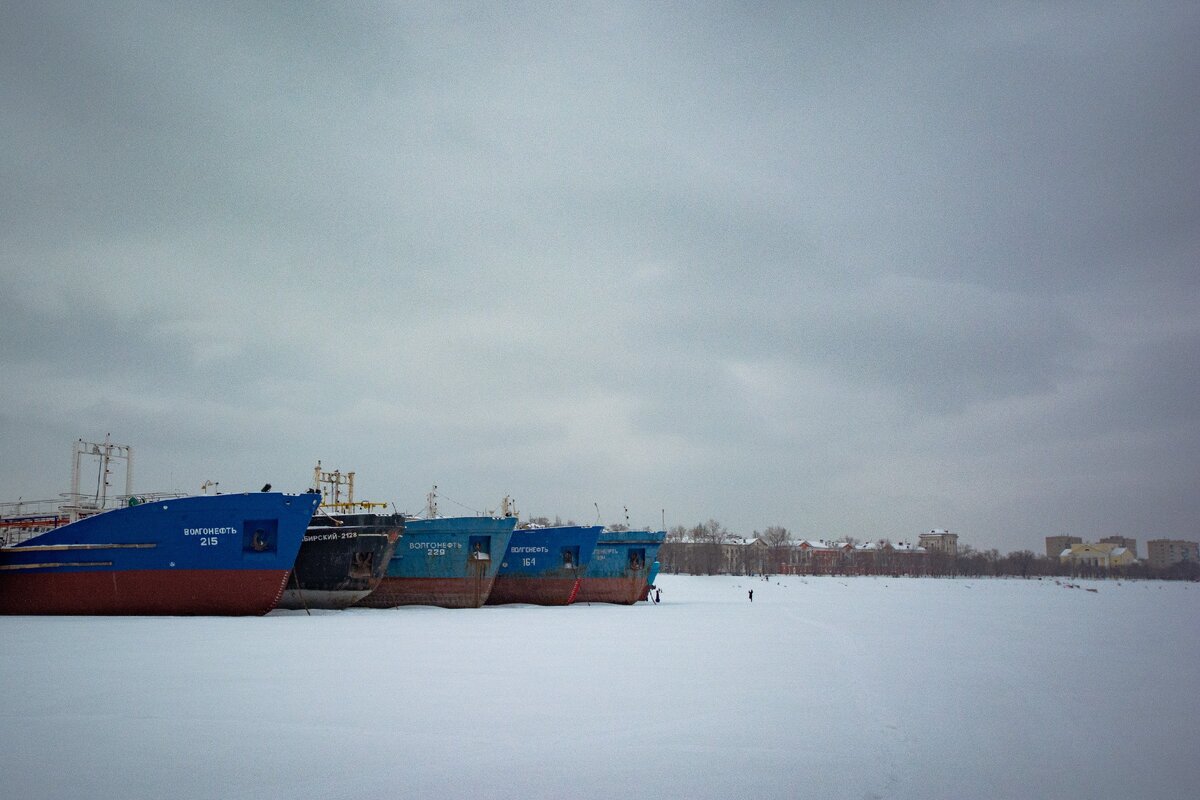 Деревья и дома на заднем плане это и есть набережная посёлка