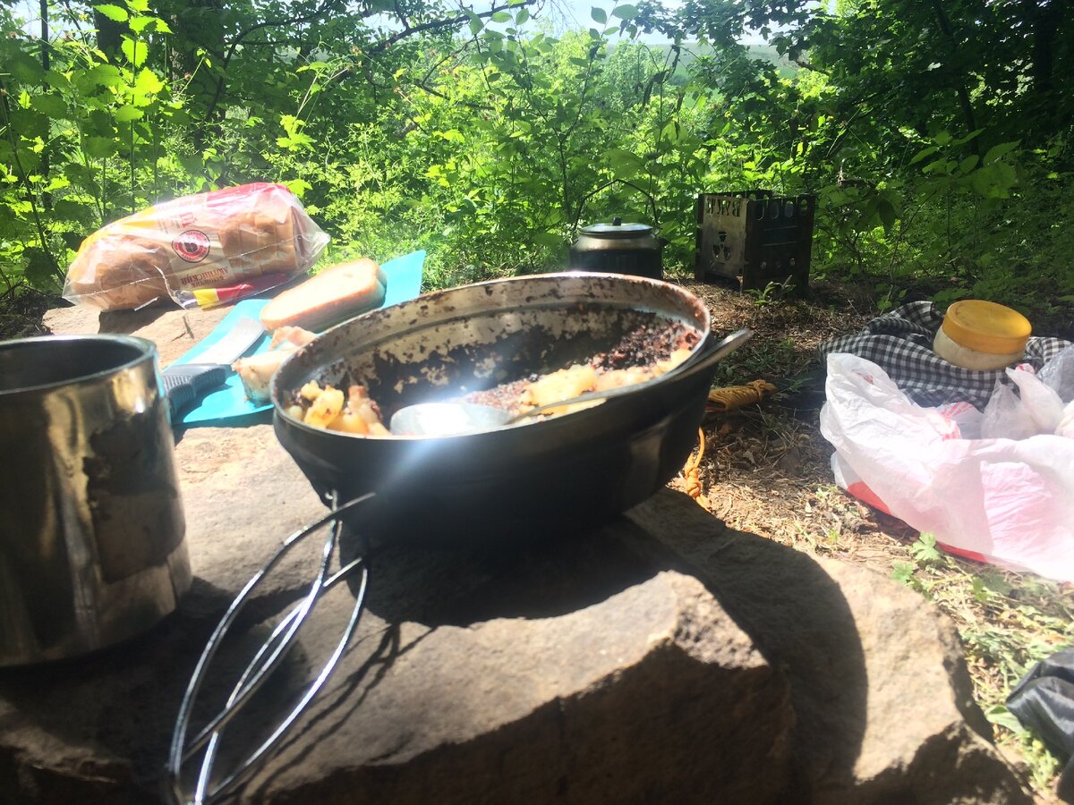 обед под скалой