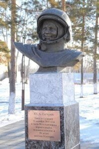 Ю. А. Гагарин. Бюст установлен 28 октября 2011 года в честь 50-й годовщины первого полета человека в космос и 50-летия поселка Углегорск