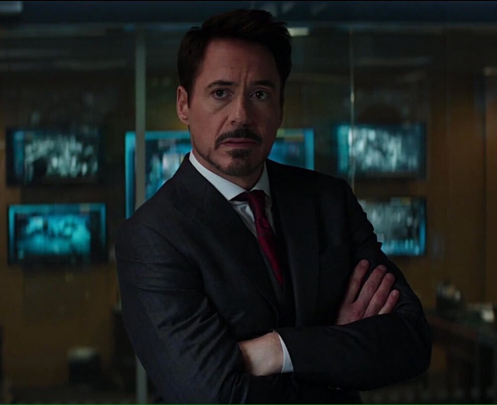 Тони Старк - герой из кино-вселенной "Мстители". Очень похож на преподавателя музыкальной школы