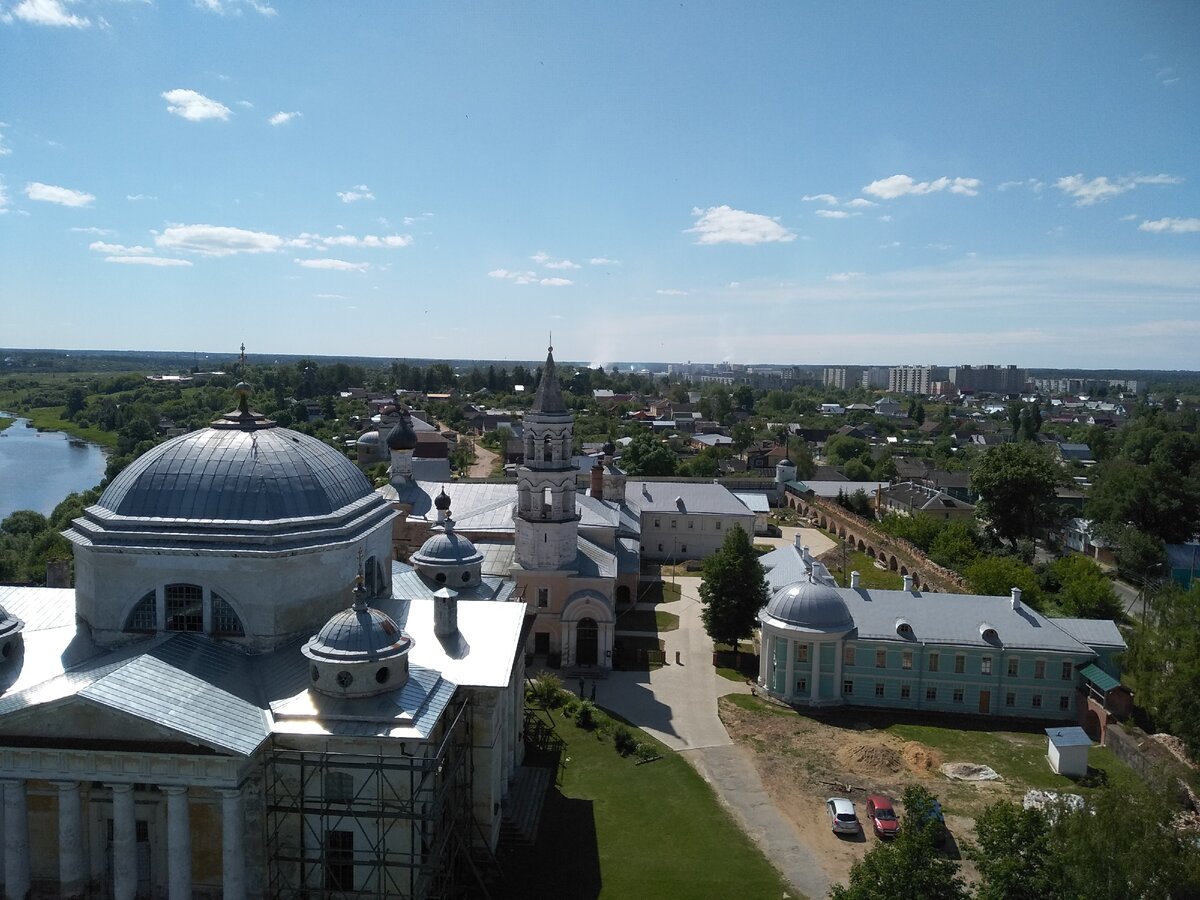 Вид на Торжок с колокольни Борисоглебского монастыря (фото автора статьи)