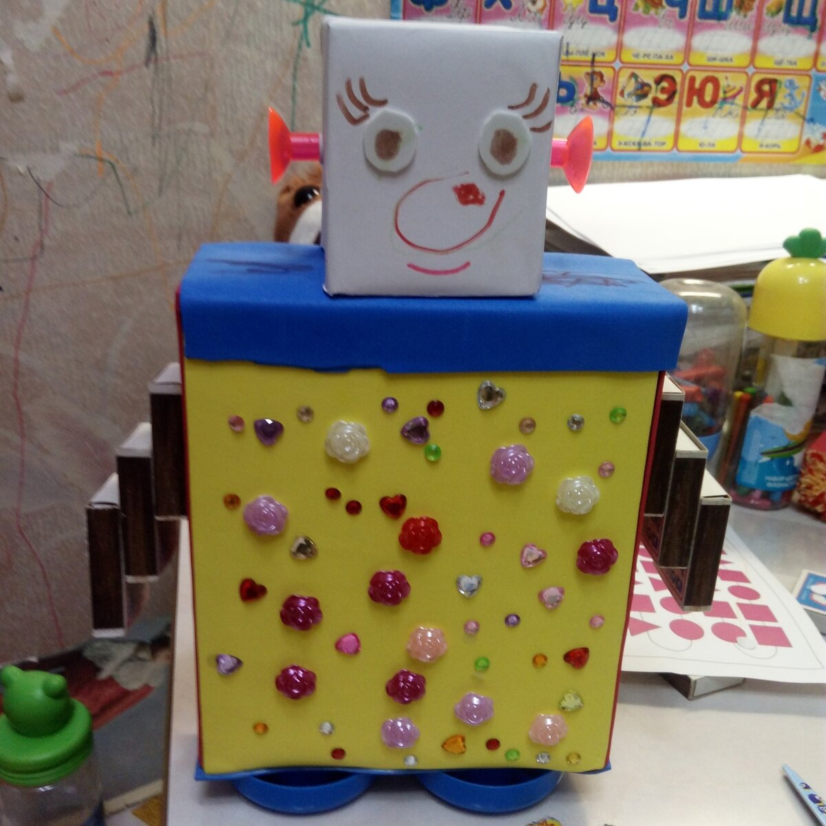 Робот в садик. Сын с удовольствием клеил