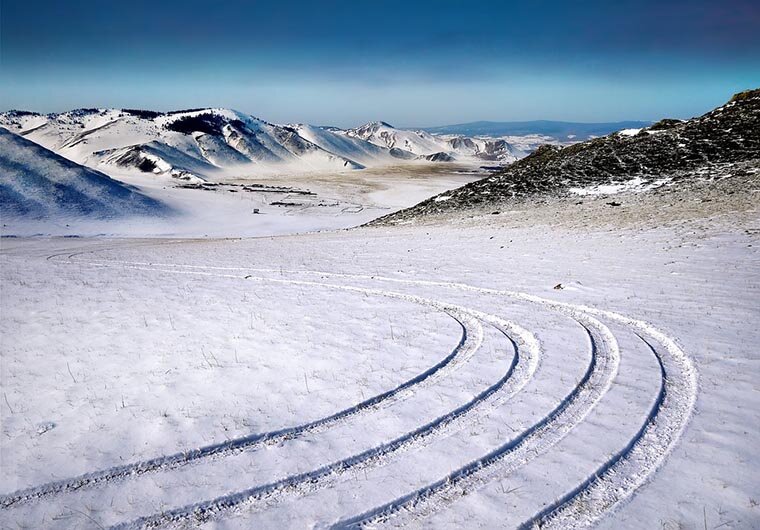 Зимой дорог в Сибири много где нет, так как регулярно чистить тысячи километров автотрасс от снега невозможно