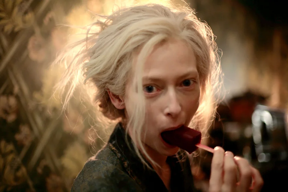 Кадр из фильма Only Lovers Left Alive. Режиссер: Джим Джармуш. Оператор: Йорик Ле Со. Производство: ARD Degeto Film GmbH, Faliro House Productions, HanWay Films, Lago Film, Le Pacte, Pandora Filmproduktion GmbH, Recorded Picture Company (RPC), Snow Wolf Produktion, Wenders Images. Показ в России: Каравелла DDC