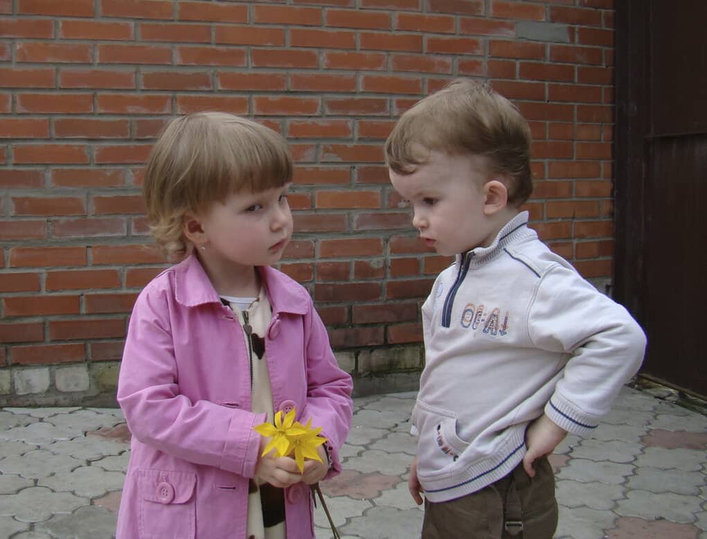 Иногда мальчики предпочитают в общении компанию девочек, а не сверстников своего пола. Притом общение с девушками не переходит грань дружбы: мальчик не флиртует, не держится за руки с противоположным полом, не пытается «играть» в отношения.