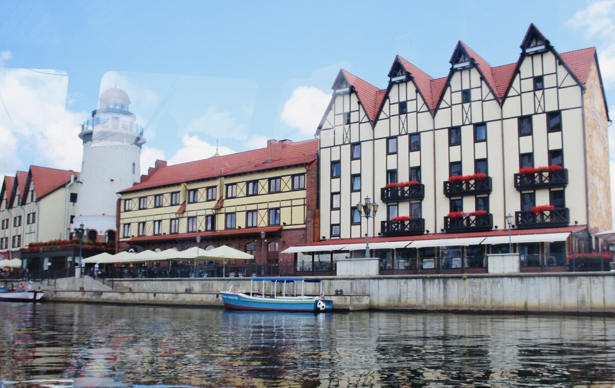 Вид на Рыбную деревню из экскурсионной лодки