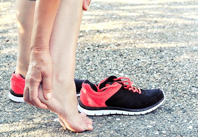 Если боль появилась, необходимо прекратить нагрузки, а после восстановления обязательно пройти реабилитацию