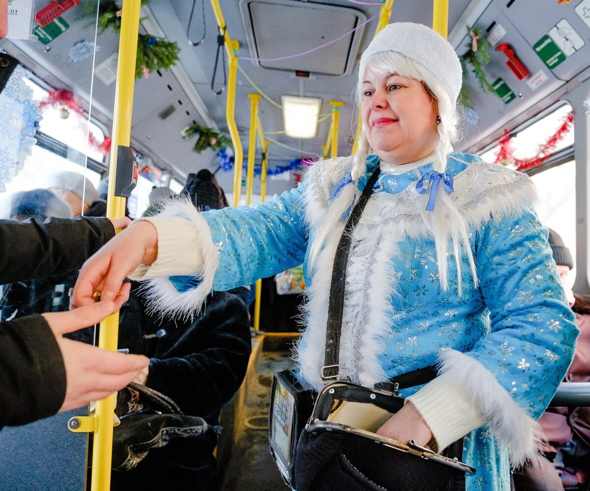 мужчина в общественном транспорте. женщина кондуктор. кондуктор в автобусе. кондуктор профессия. кондуктор общественного транспорта.