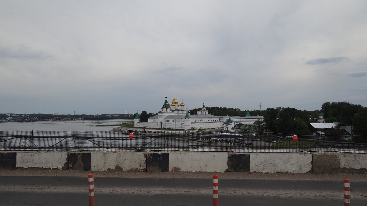 Вид на монастырь с моста