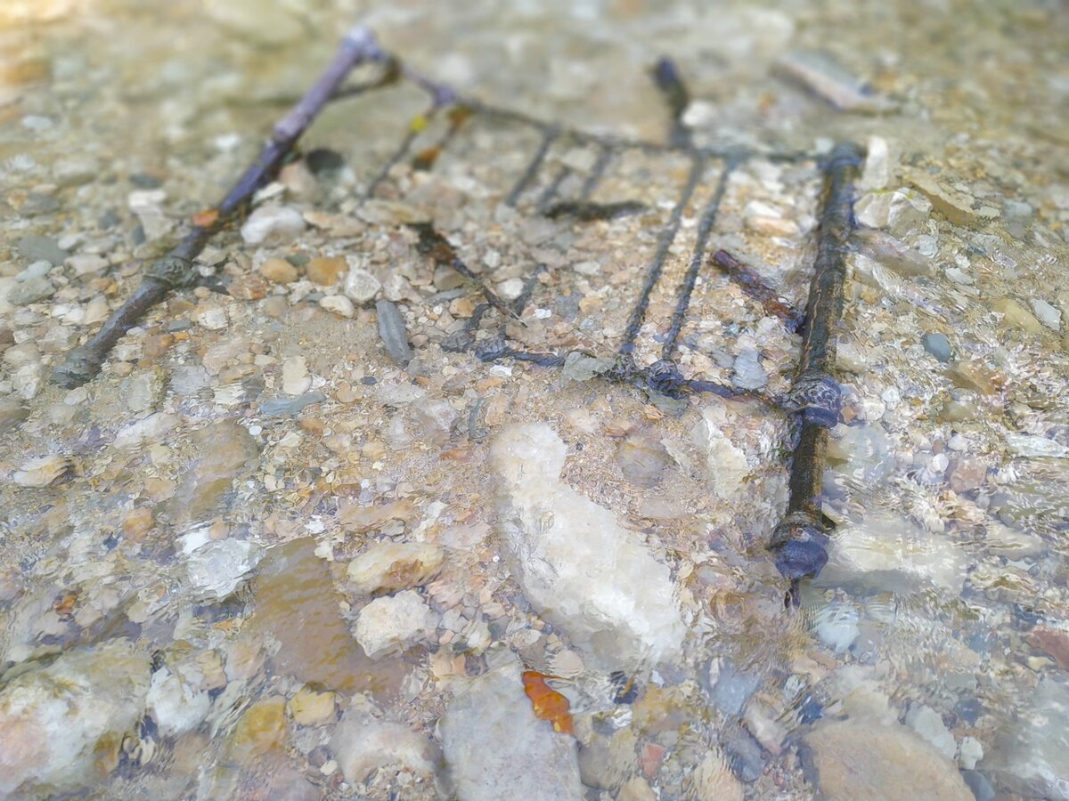 Река иногда выносит интересные вещи. Красивая спинка от кровати.