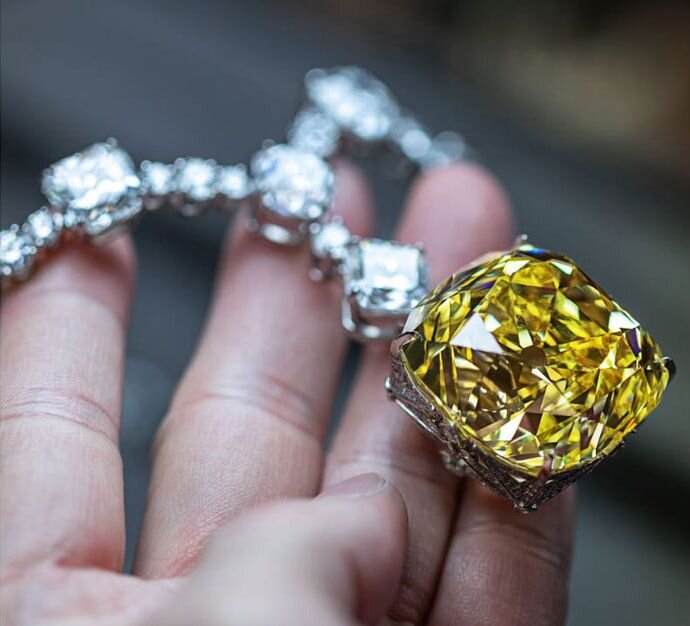 Tiffany Diamond причудливого желтого цвета весом 128,54 карат