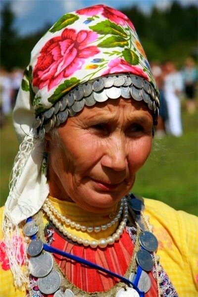 Народный костюм, украшенный монетами