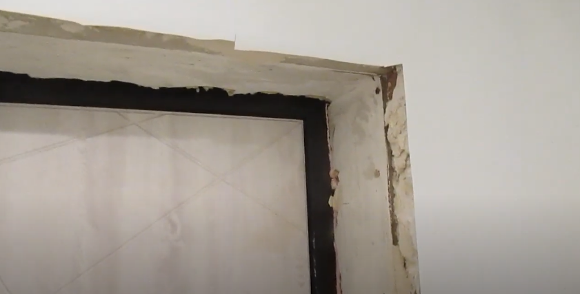 Откосы входной двери, которые будем оформлять узкими доборами