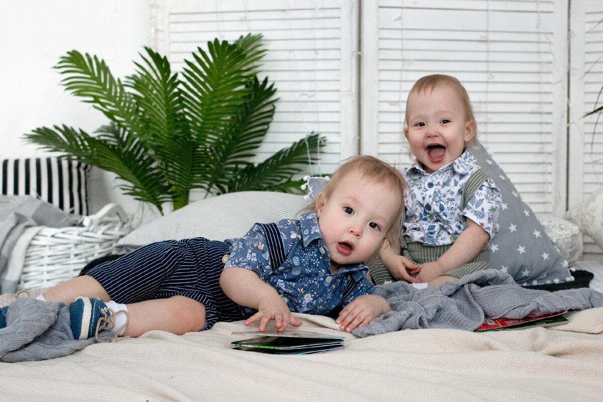 Миша и Гриша двойняшки