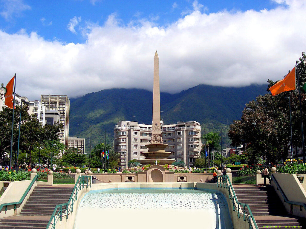 Источник фото: https://upload.wikimedia.org/wikipedia/commons/5/56/Plaza_Francia2.jpg