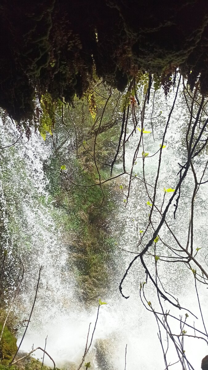 На водопад можно глянуть изнутри пещеры. Фото автора