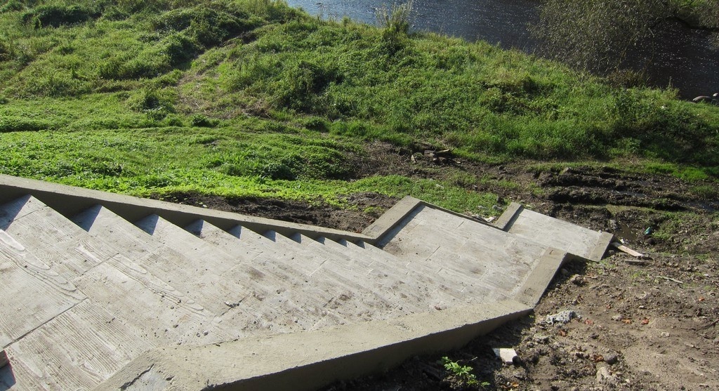 бетонная лестница у озера