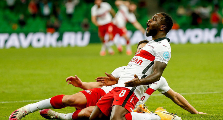 Мозес празднует гол