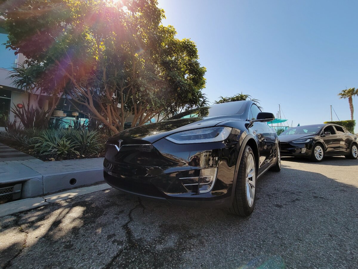 Почему Тесла? Делюсь опытом езды на Tesla в Калифорнии, сравнивая её с другими машинами. Опасный случай в Африке.
