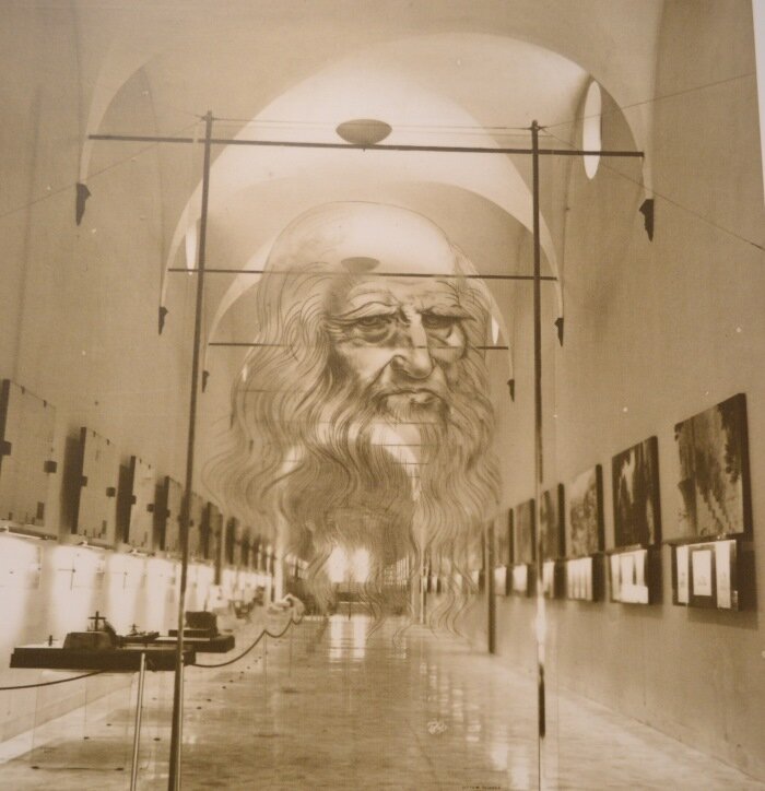 Инсталяция на входе в музей