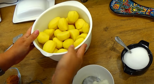 Чистим картофель