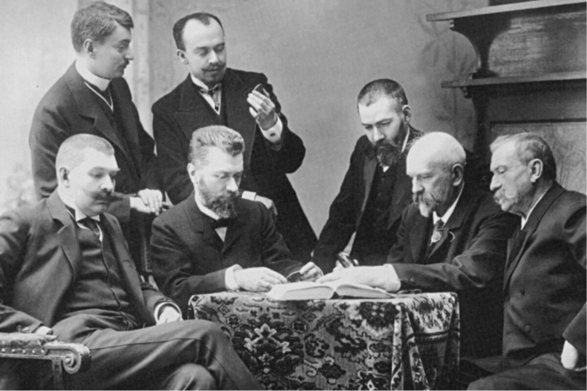 Заседание членов Московского нумизматического общества 11.05.1908г. Слева направо: С. В. Прохоров, М. Ф. Ходасевич (стоят), С. И. Чижов, П. В. Зубов, И. К. Линдеман, А. В. Орешников, Г. Г. Клингерт 
