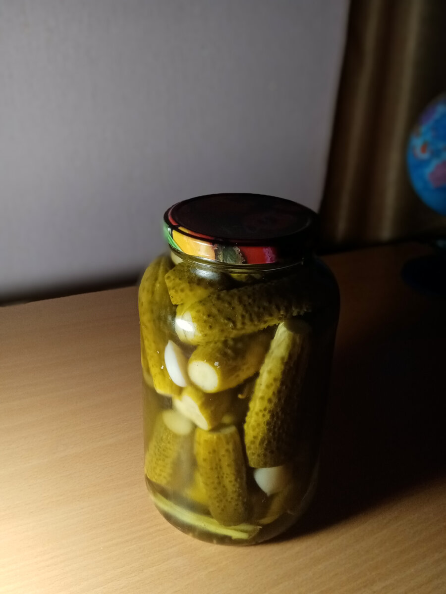 Кстати на фото просто маринованные огурцы. А огурцы в кетчупе уже в погребе. 