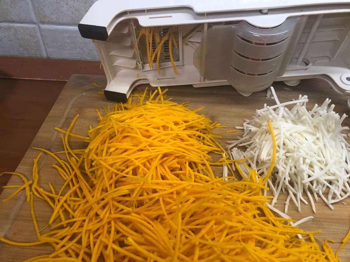 Нашинкованные овощи, в данном случае тыква и капуста кольраби