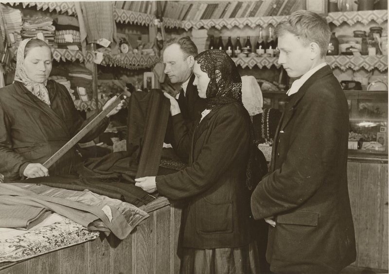 Семья крестьянина Крюкова в сельмаге. М. Радин, 1957 год, Курская обл., колхоз «Красный Октябрь», дер. Сухая, МАММ/МДФ.